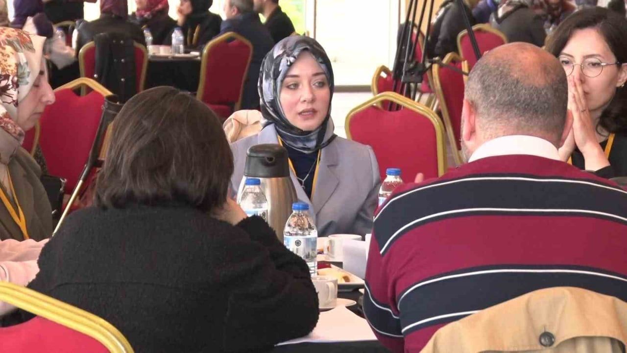 Bursa'da 'Güncel Aile Sorunları Çalıştayı' düzenlendi: Dijitalleşme, bireyselleşme ve çocuk suçları masaya yatırıldı