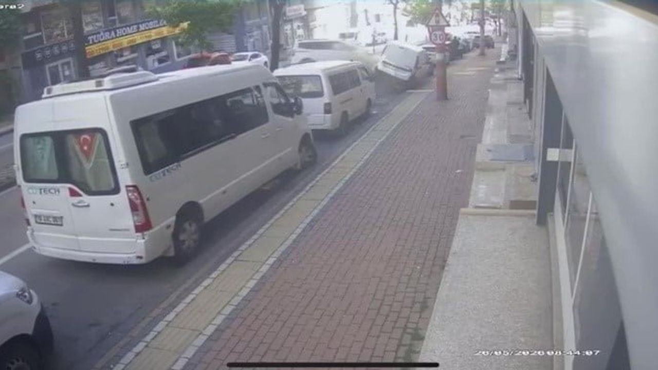 Bursa'da hafif ticari araç park halindeki 6 araca çarptı, sürücü yaralandı