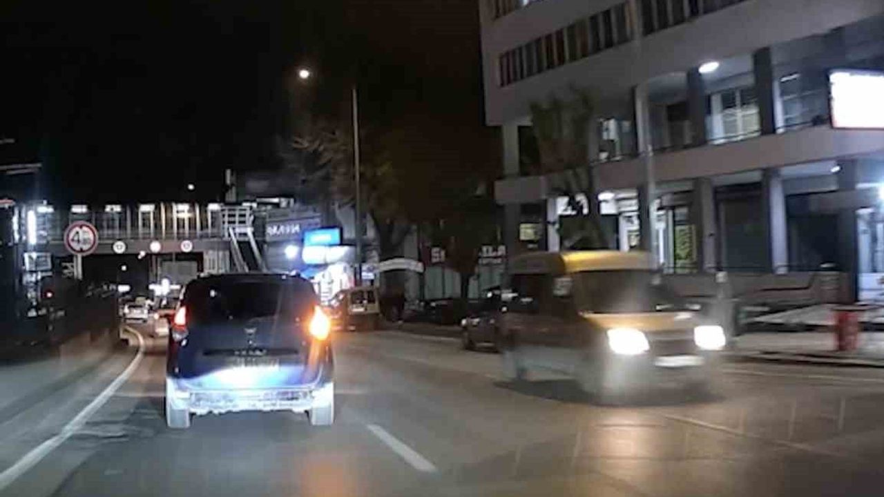 Bursa'da hafif ticari araç ters şeride girerek araç kamerasına yansıdı