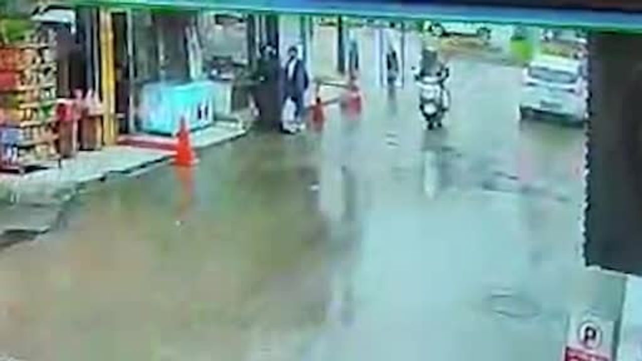 Bursa'da kamyonet kaldırıma çıktı: 3 yaya yaralandı