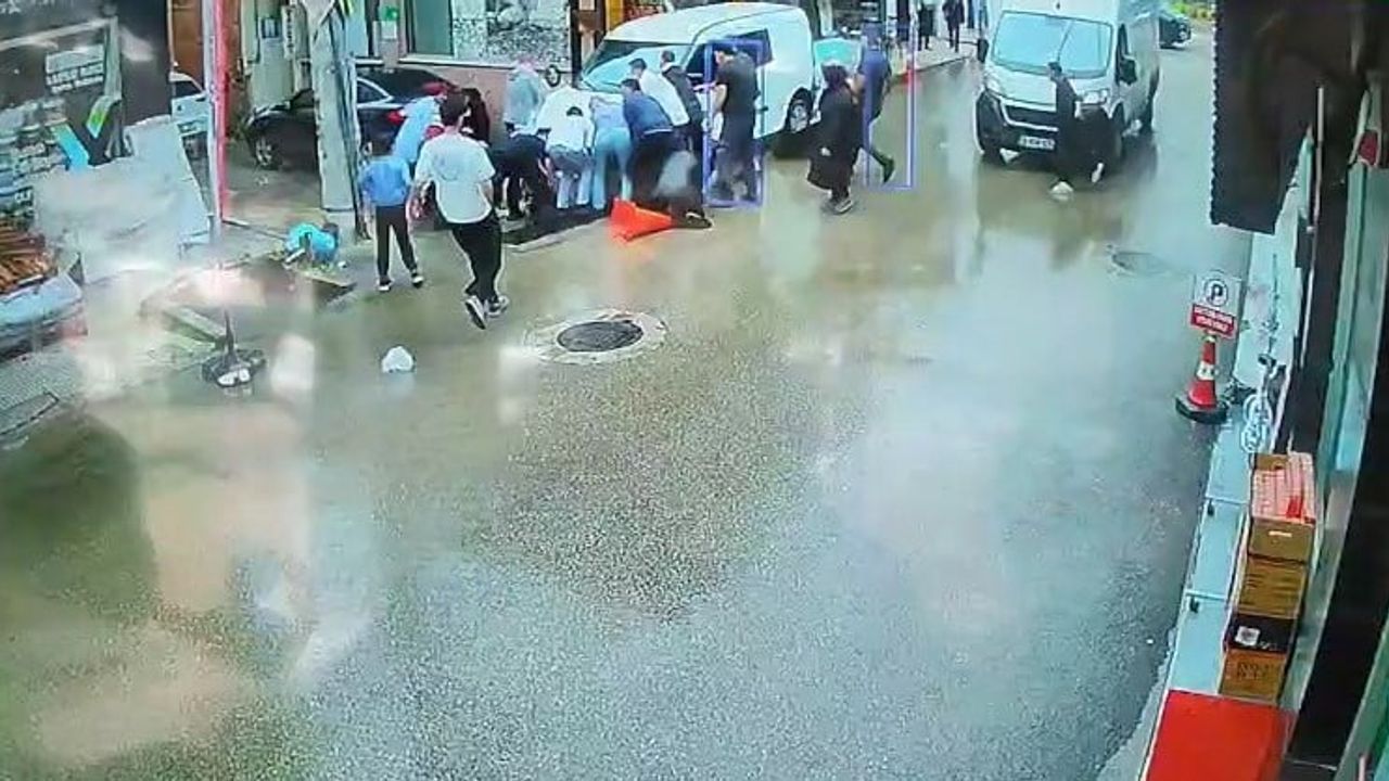 Bursa'da kamyonetin altında kalan anne ve oğlu tedavi sonrası yürüyerek taburcu edildi
