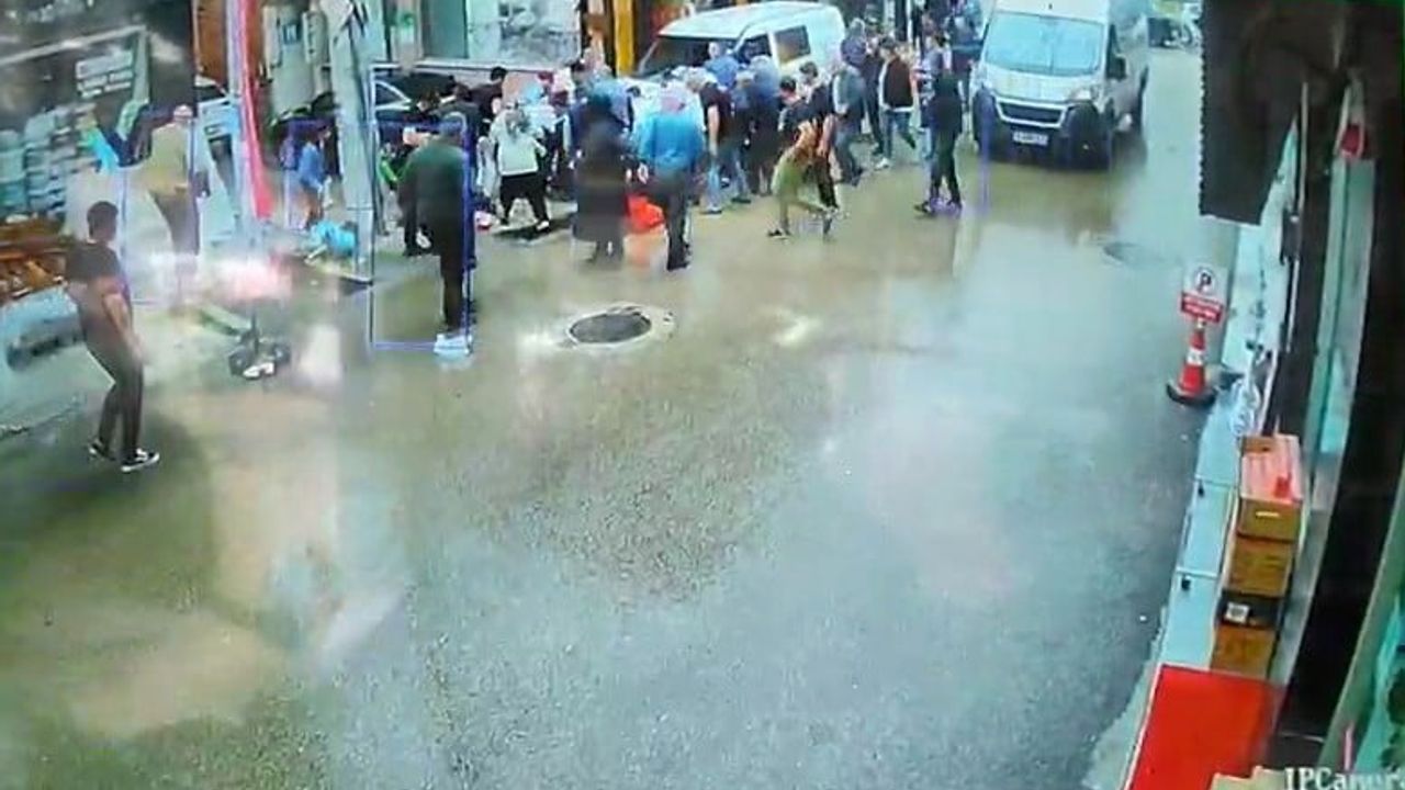 Bursa'da kamyonetin kaldırıma çıkarak yayalara çarpması: 2 kişi araç altından çıkarıldı