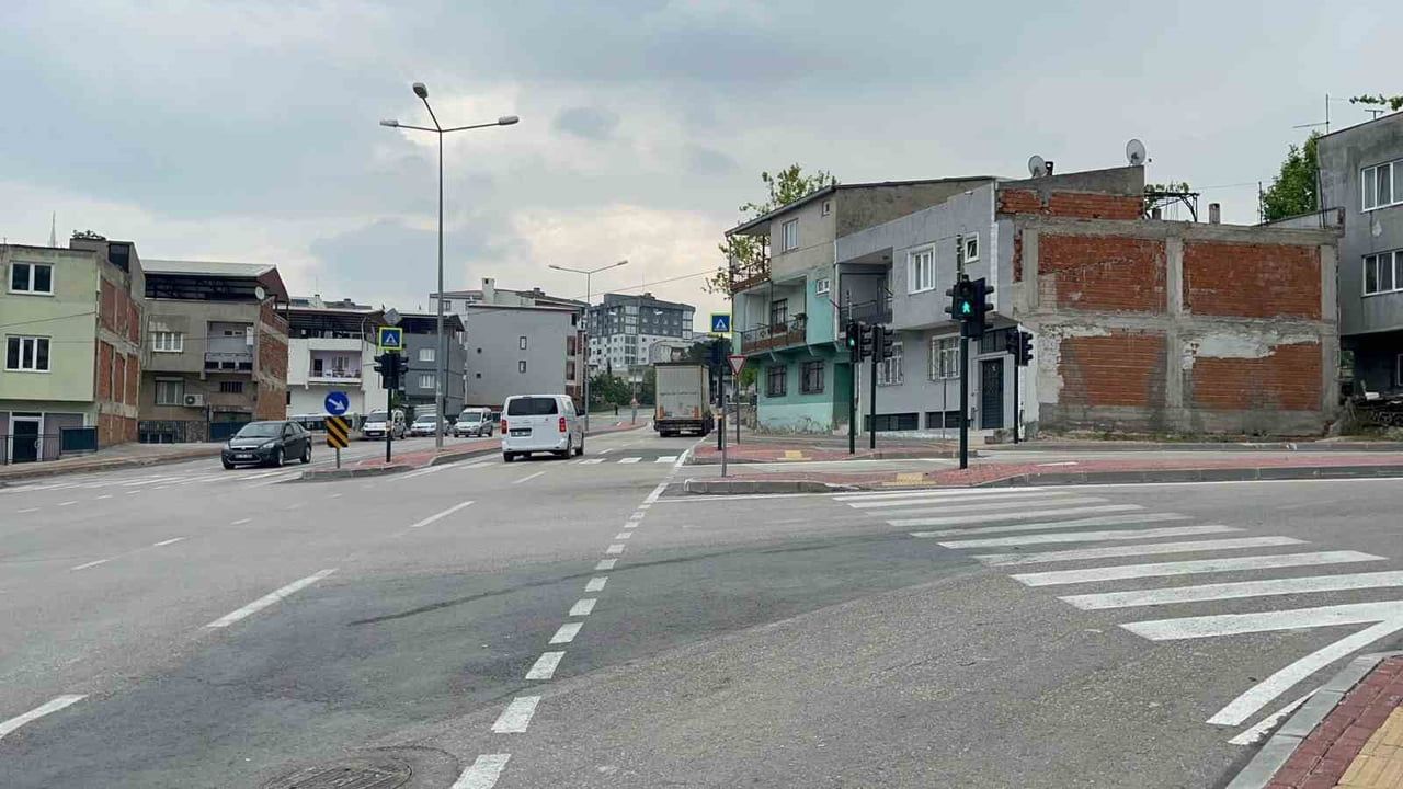Bursa'da kavşakta iddia edilen kırmızı ışık ihlali: 1 kişi yaralandı, kaza anı kamerada