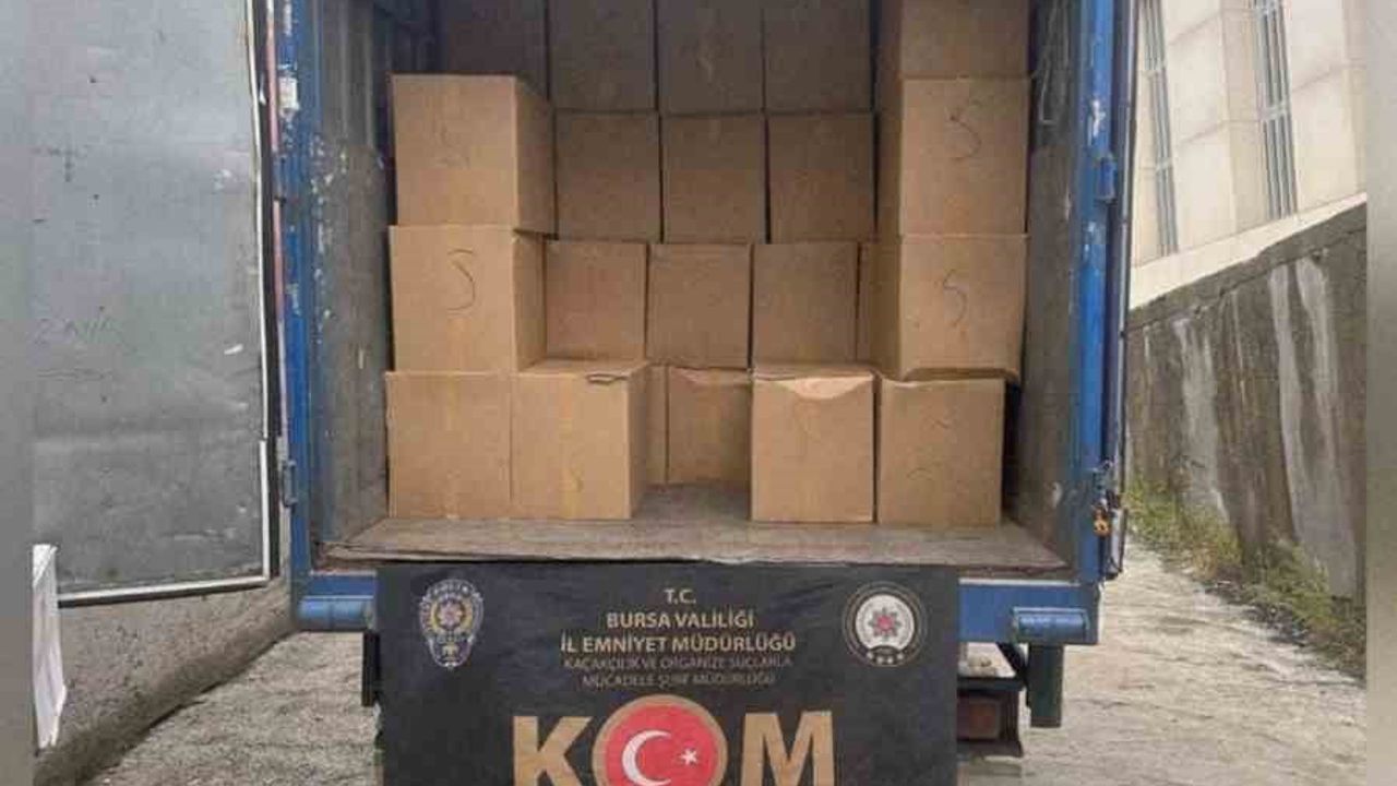 Bursa'da KOM Operasyonu: 3 milyon 105 bin dolu makaron ele geçirildi