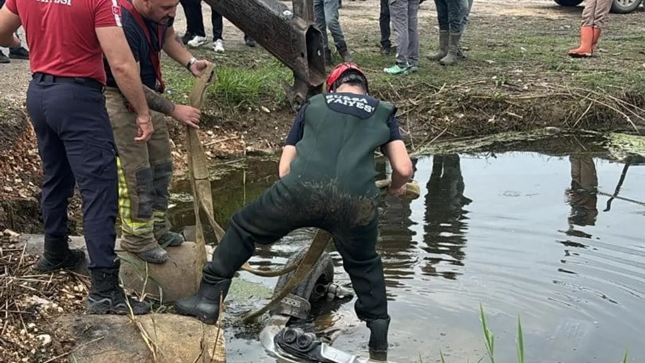Bursa'da kontrolsüz araç Ulubat Gölü'ne düştü; sürücü kısa süre sonra olay yerine geldi