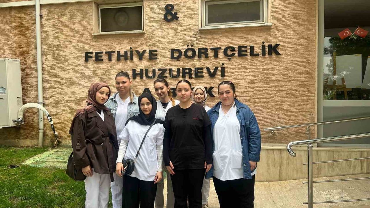 Bursa'da lise öğrencileri huzurevlerinde Kurban Bayramı öncesi kişisel bakım hizmeti verdi