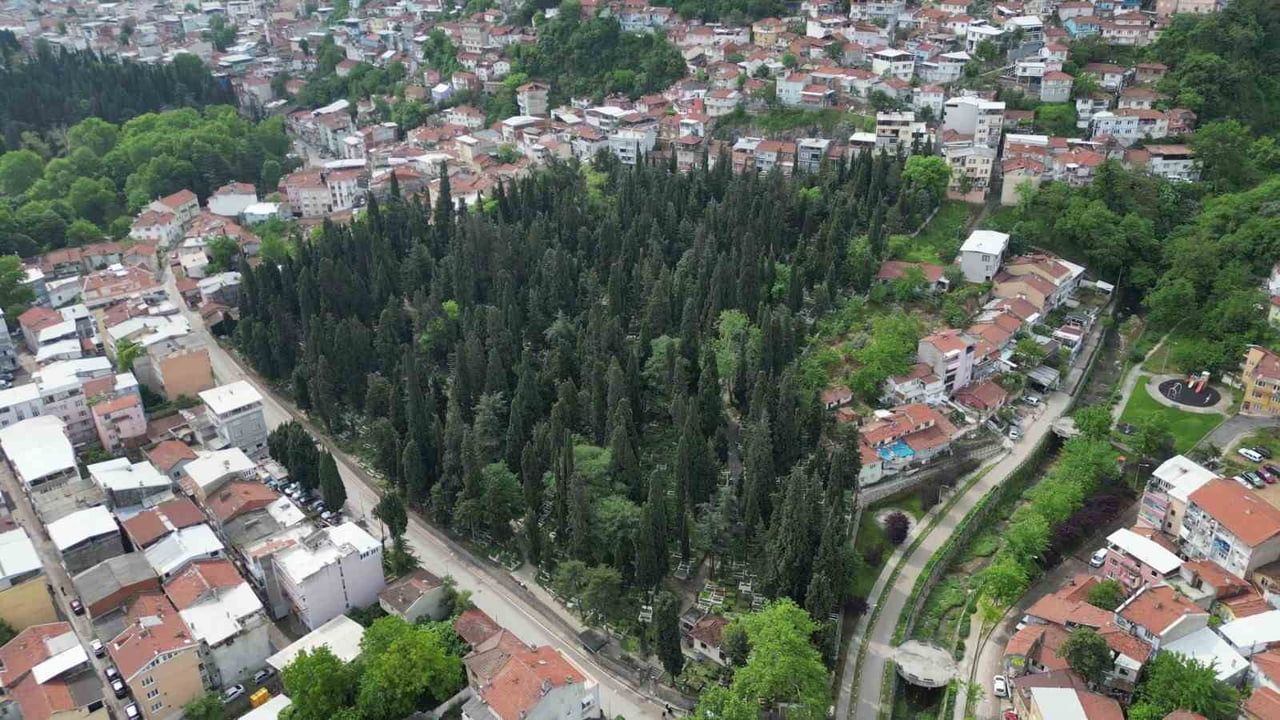 Bursa'da mezarlıklar Kurban Bayramı öncesi bakıma alındı