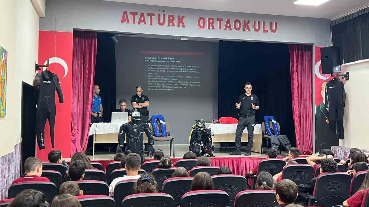 Bursa'da Mudanya ekipleri öğrencilere boğulma ve su güvenliği eğitimi verdi
