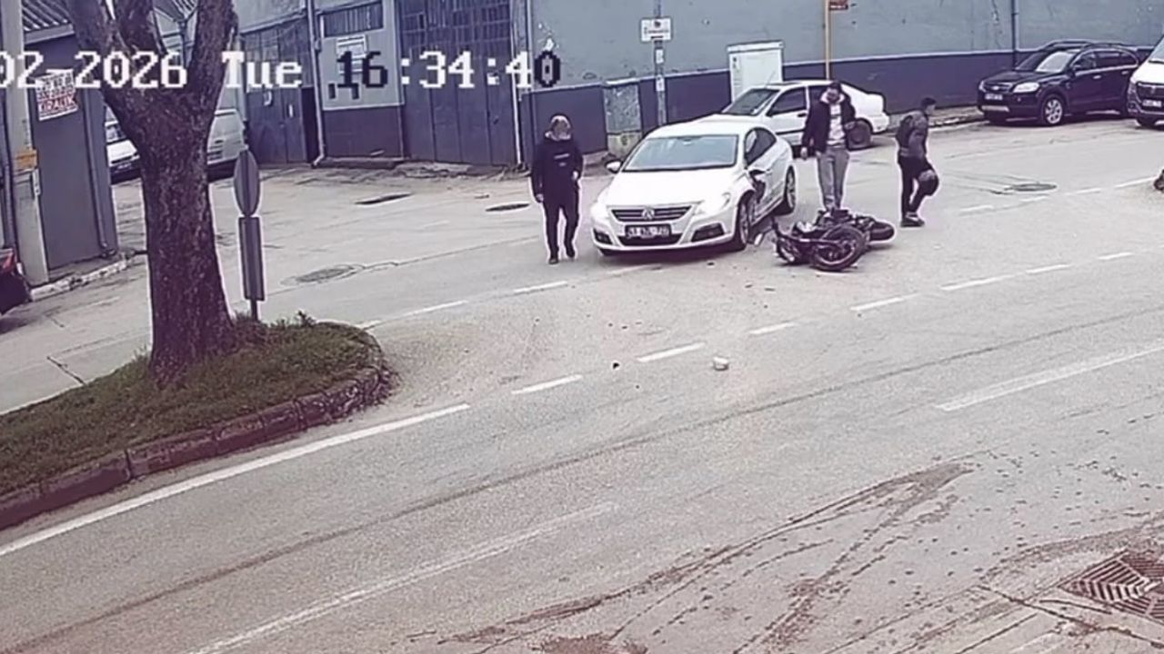 Bursa'da otomobil ile motosiklet çarpıştı; motosiklet sürücüsü yaralandı