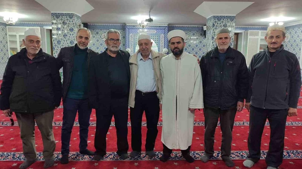 Bursa'da 'Sarı Cami' Cemaati, Suriyeli Abdülkerim Ömer'i Dua ve Helalleşme İle Uğurladı