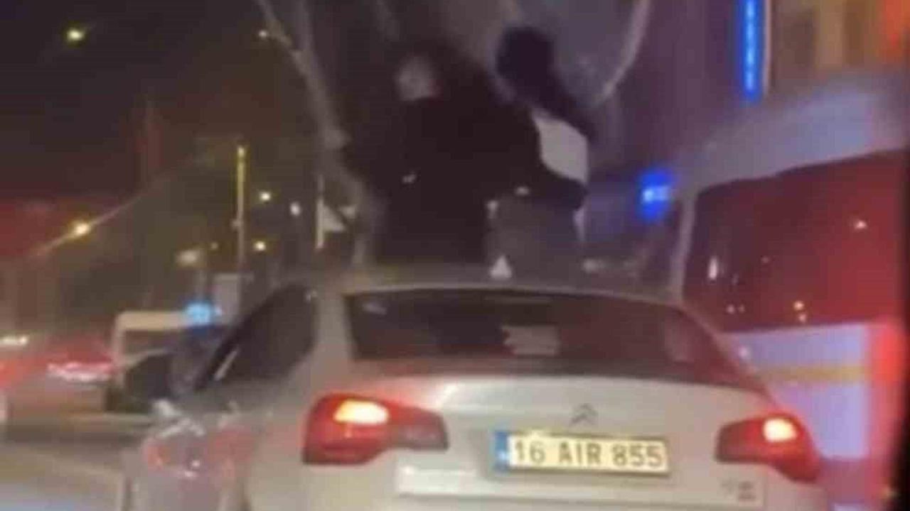 Bursa'da sunroof'tan tavanına oturan iki kişiye toplam 25 bin TL ceza