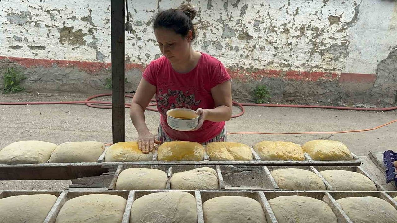 Bursa'da taş fırınlarda pişen ekşi mayalı bayram çöreği talebi arttı