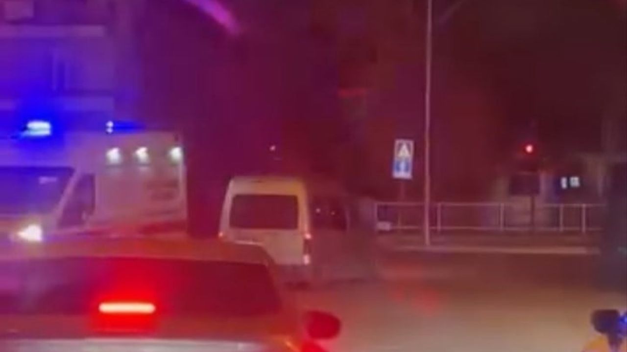 Bursa'da ters şeride giren hafif ticari araç, Mimarsinan Kavşağı'nda trafiği tehlikeye attı