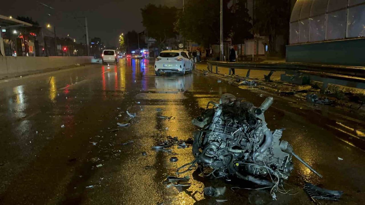 Bursa'da yağış nedeniyle kontrolden çıkan otomobil duvara ve bariyere çarptı: 1’i ağır 2 yaralı