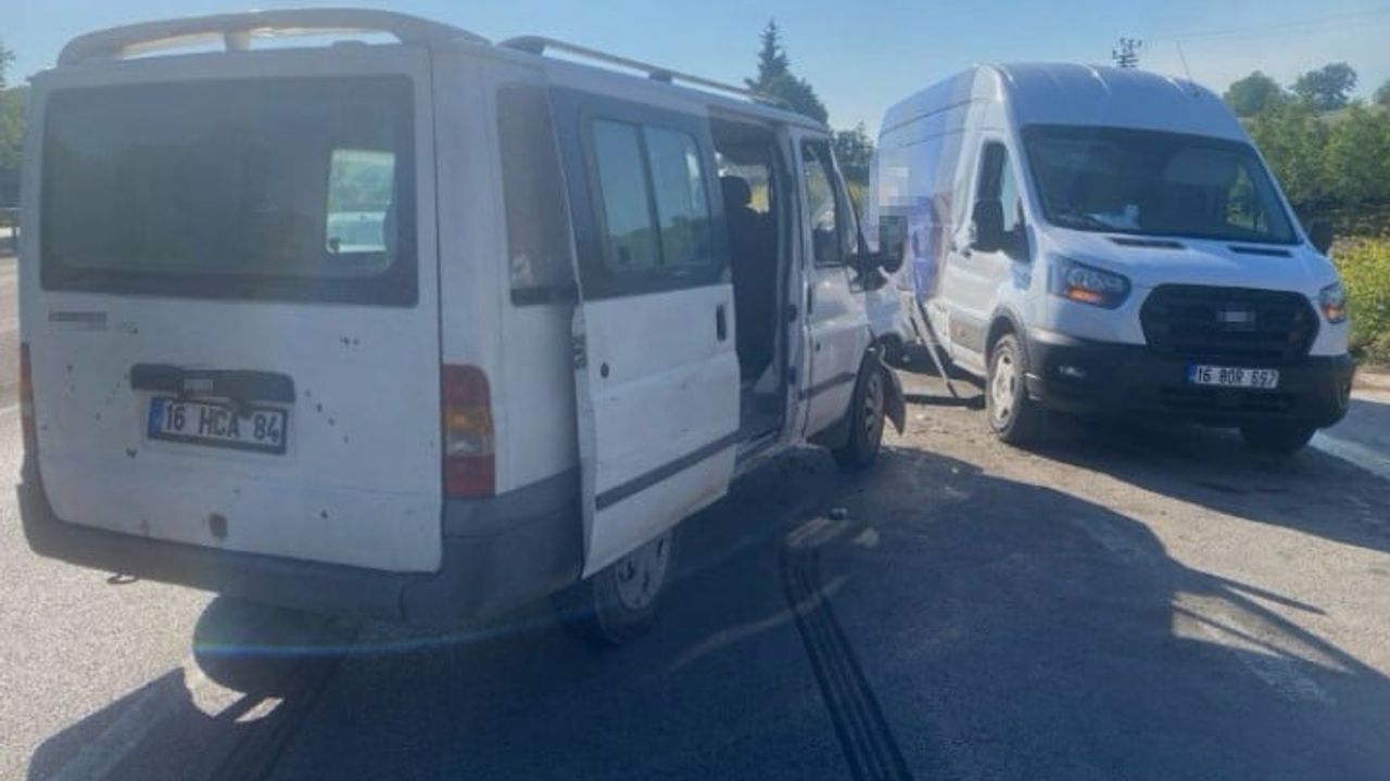 Bursa İnegöl'de iki minibüs çarpıştı: 4 kişi yaralandı