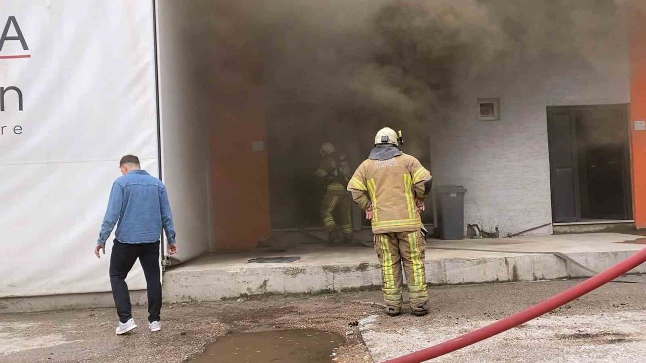Bursa İnegöl'de koltuk fabrikasında yangın: 2 kişi dumandan etkilendi