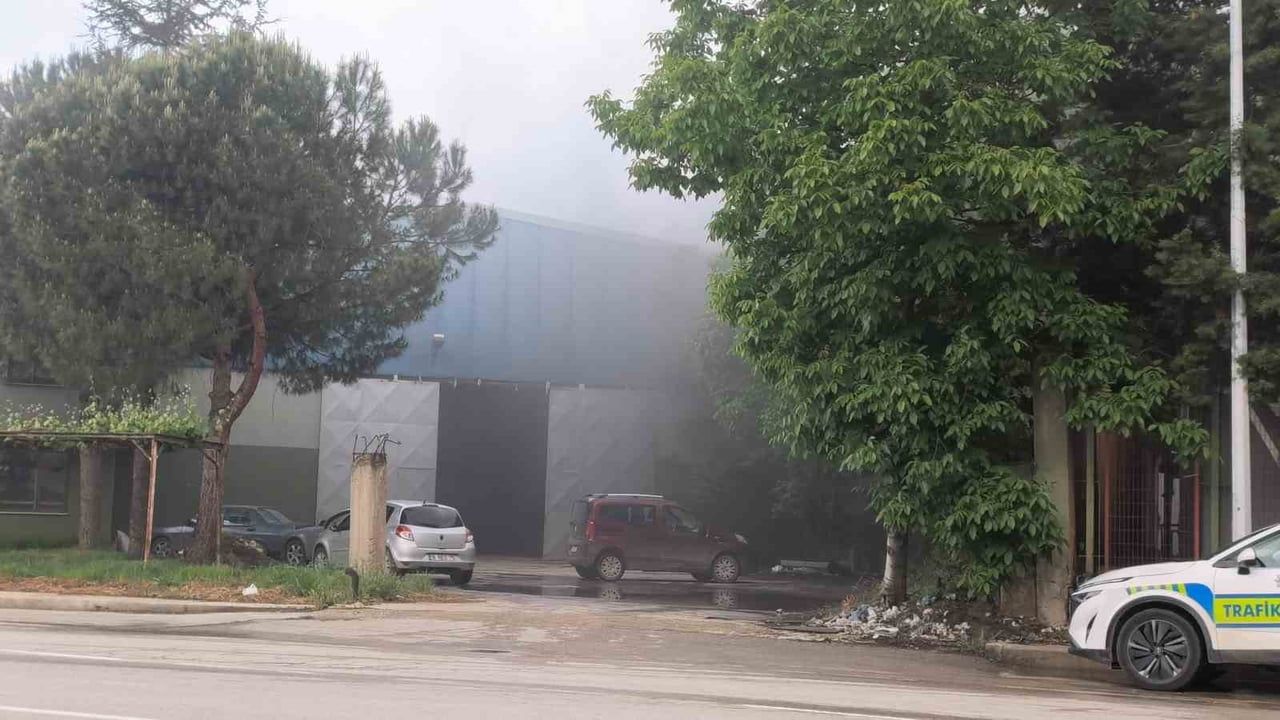 Bursa İnegöl'de sunta fabrikasında yangın: İtfaiye kısa sürede müdahale etti