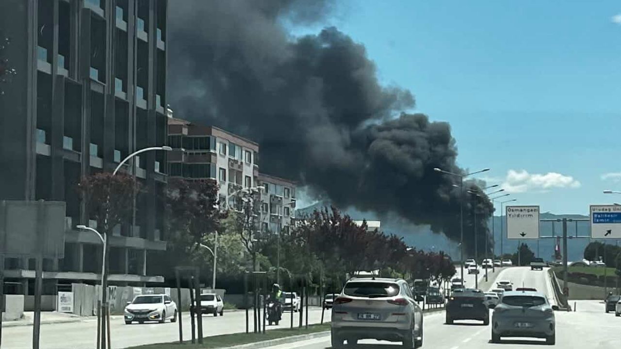 Bursa Nilüfer'de yapı malzemeleri deposunda yangın: 12 itfaiye müdahale etti