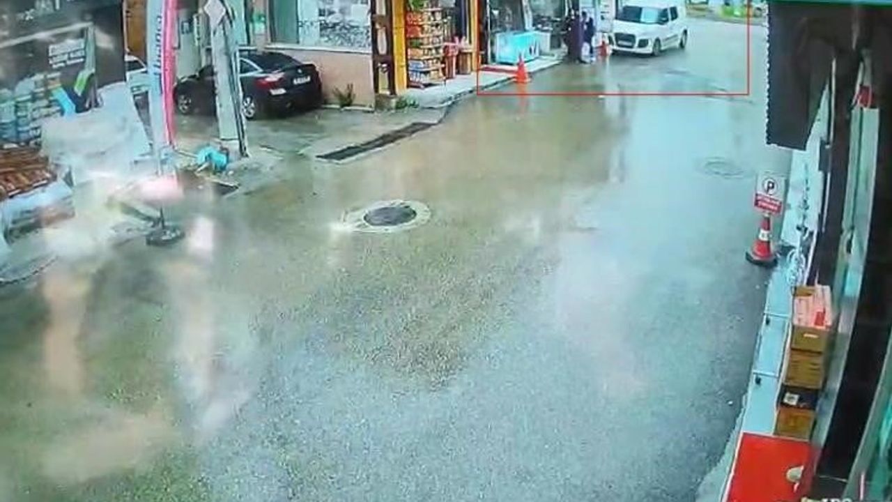 Bursa Osmangazi'de kamyonetin kaldırıma çıkması: Anne ve oğlu vatandaşların müdahalesiyle kurtarıldı