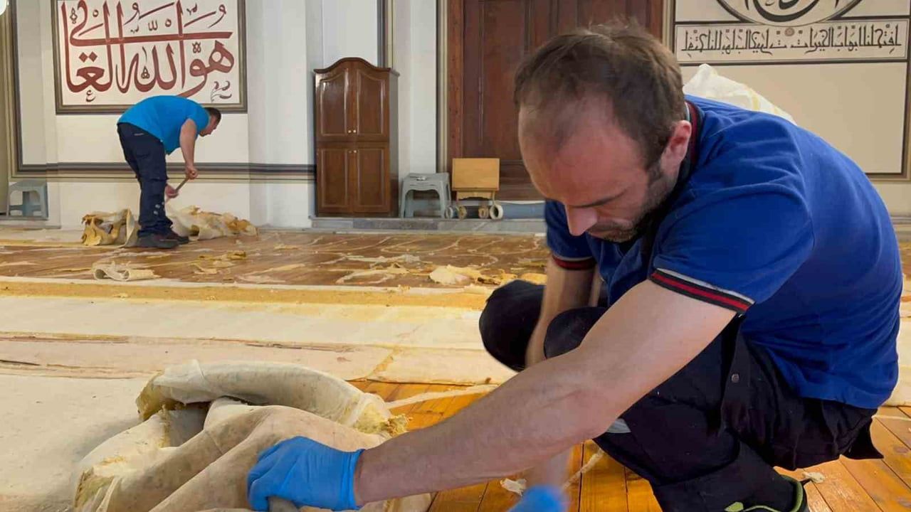 Bursa Ulu Cami'de yaklaşık 3.200 m²'lik halı yenileme çalışmaları başladı
