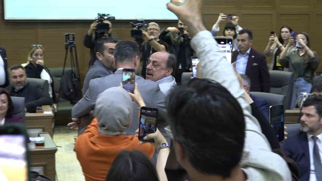 BUSKİ Genel Kurulu'nda su indirimi tartışması: Vatandaş ile CHP'li üyeler arasında gerginlik