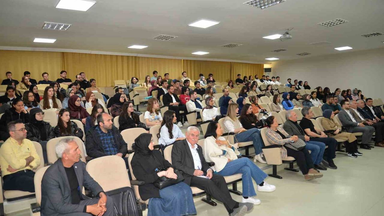 BUÜ Eğitim Fakültesi'nde 'Fethi Gemuhluoğlu’nda Aşk, Ağabeylik ve Dostluk' paneli düzenlendi