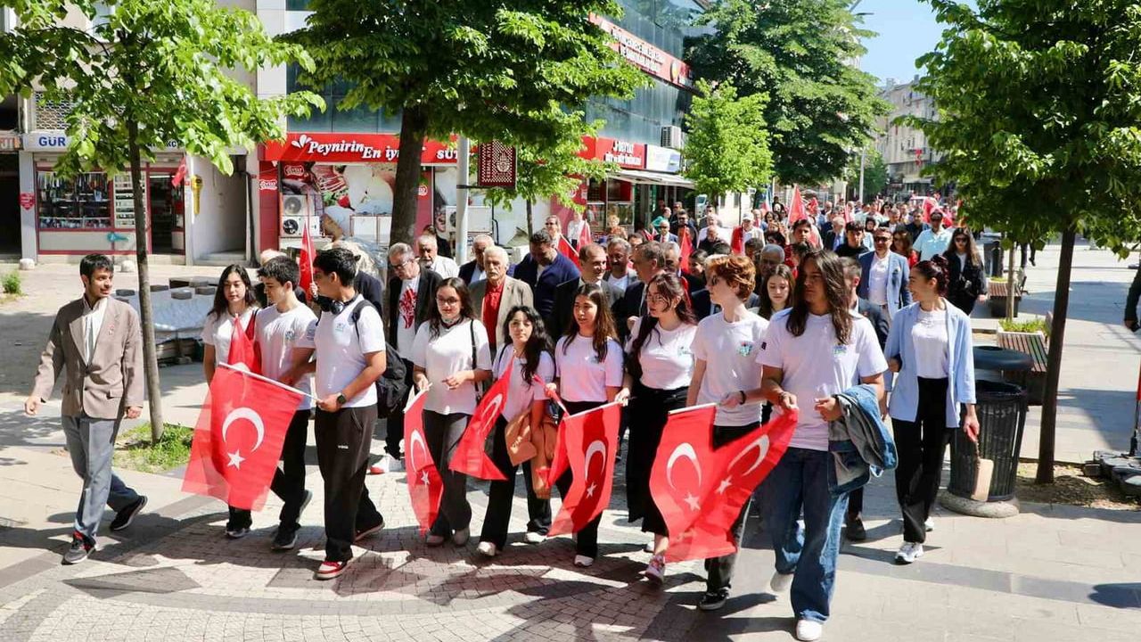 Büyükçekmece'de 19 Mayıs Coşkusu: Kaymakamlık Meydanı'nda Yoğun Katılım
