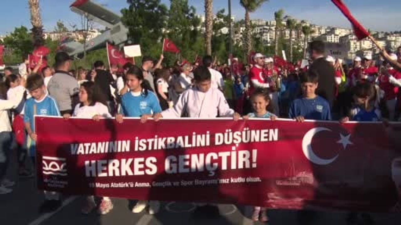 Büyükçekmece'de 19 Mayıs kutlaması: 39. Ata Gençlik Yürüyüşü ve 100 metrelik bayrakla coşku