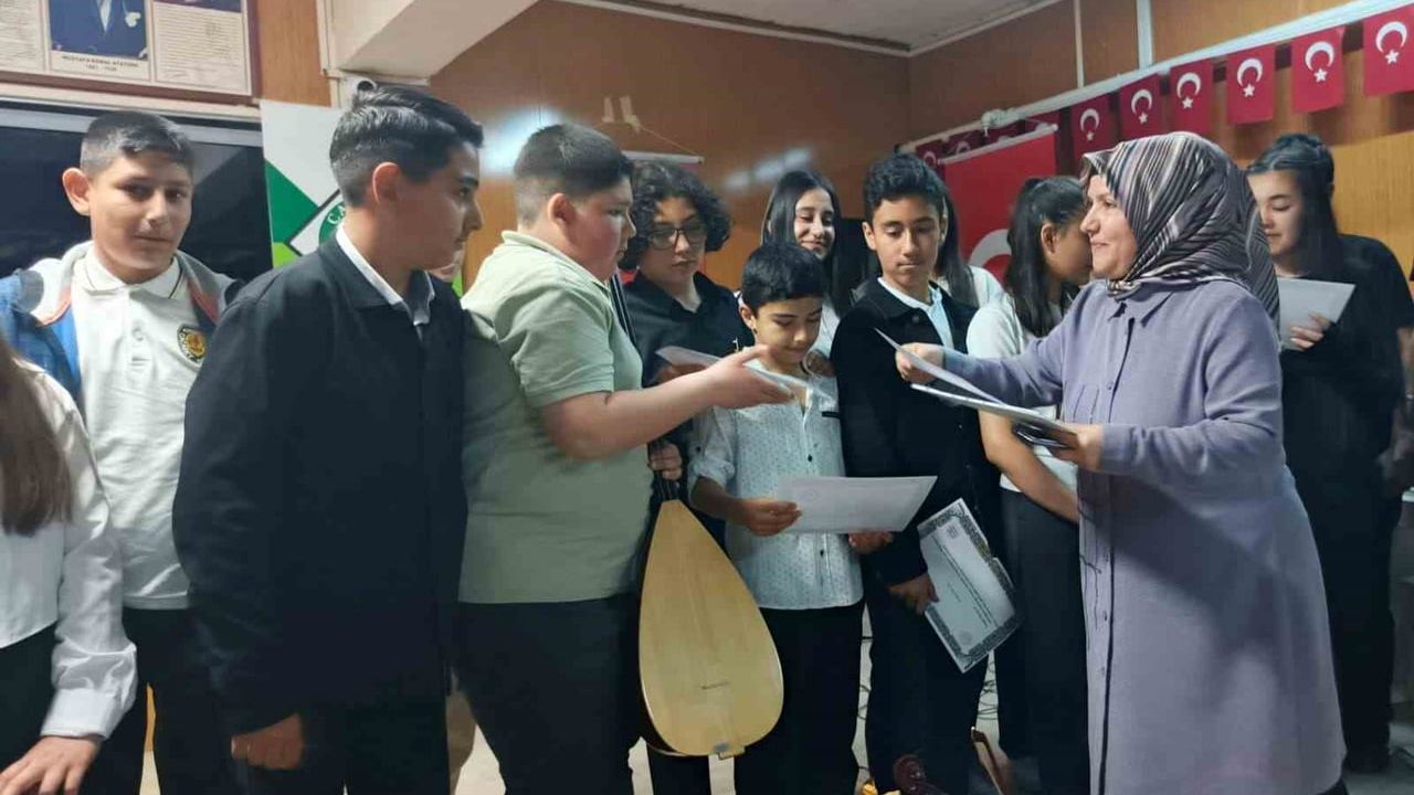 Cacabey Ortaokulu'nun 'Cacabey Çalıp Söylüyor' Yarışması: Kırşehir'de Yeni Neşet Ertaş'lar Yetişiyor