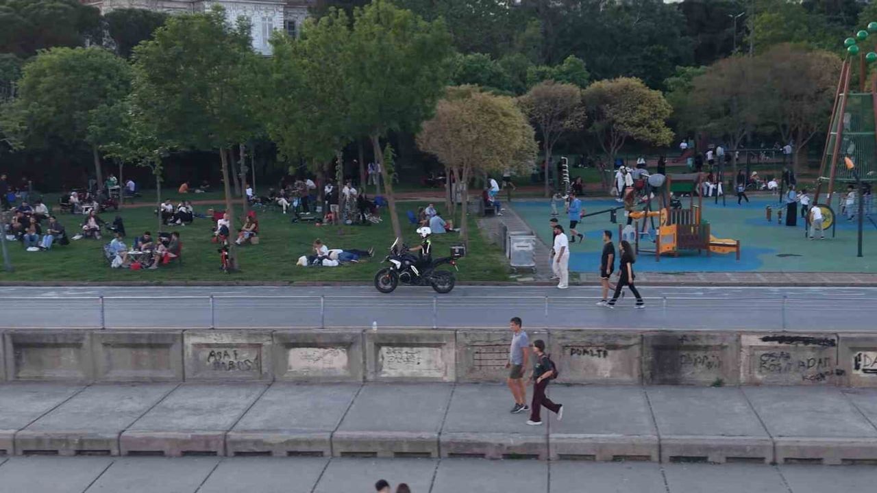 Caddebostan sahilinde kaldırımı kullanan motosiklet sürücülerine denetim: ceza uygulandı