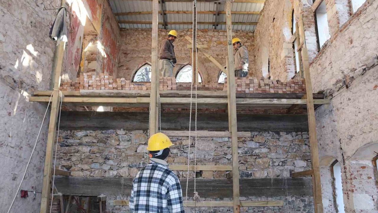 Çal Gazi Mektebi restorasyonunda işçi kavgası: 4 yaralı