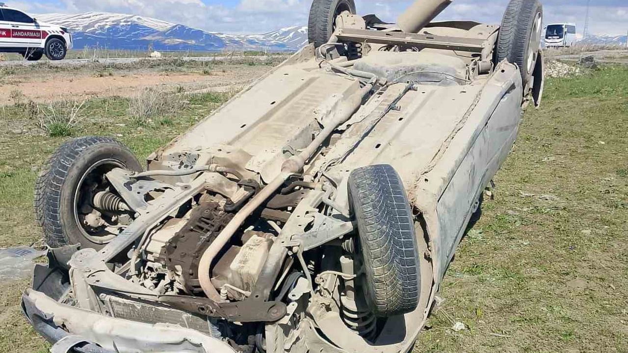 Çaldıran'da otomobil takla attı: Yaykılıç Mahallesi yakınlarında 2 kişi yaralandı