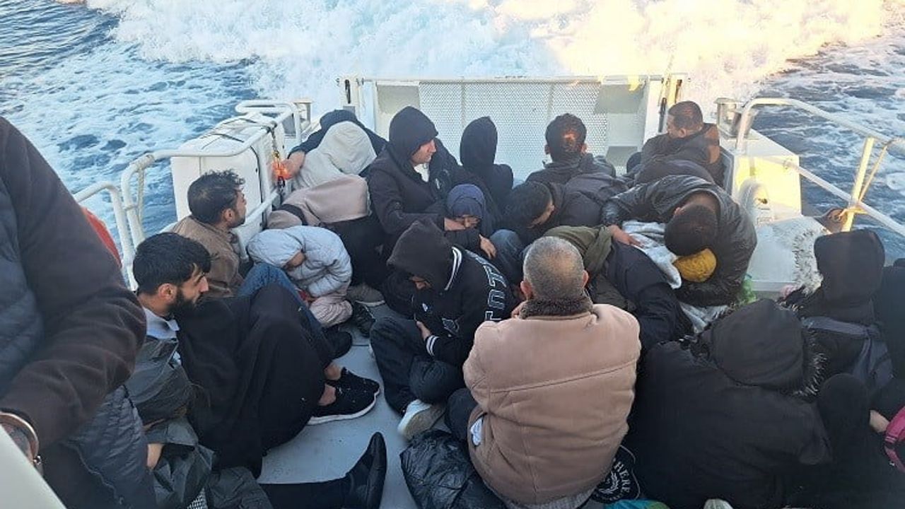 Çanakkale Ayvacık'ta mobil radar tespit etti: Lastik botta 31 kaçak göçmen yakalandı
