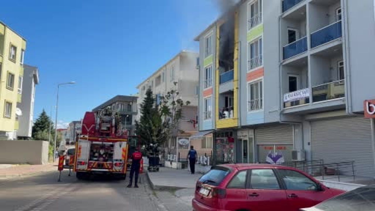 Çanakkale'de 4 katlı binada yangın: 3. kattaki alevlerden kurtarılan kadın hastaneye kaldırıldı