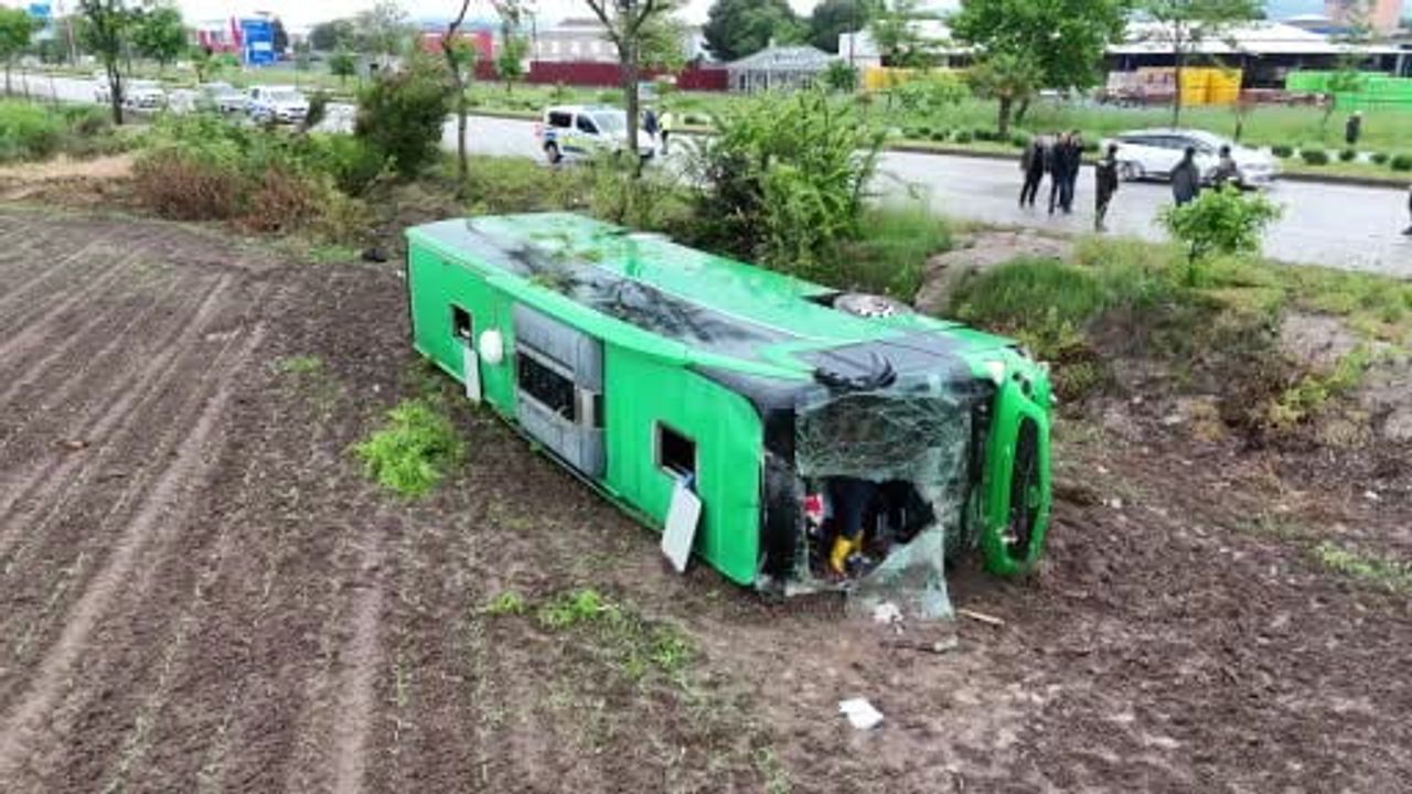Çanakkale'de Biga girişinde tur otobüsü devrildi: 46 yaralı