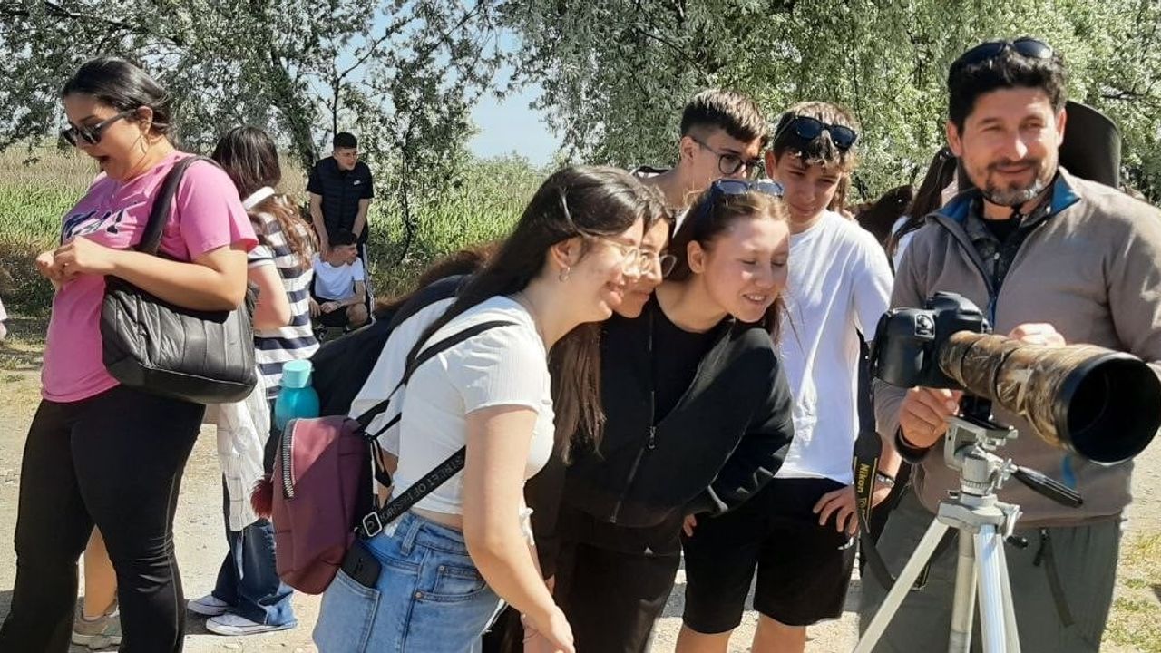 Çanakkale'de lise öğrencileri Çardak Sulak Alanı'nda kuş gözlemi ve temizlik etkinliği