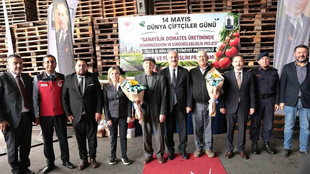 Çanakkale'de Sözleşmeli Sanayilik Domates Üretimi: 804 Bin Fide Dağıtıldı