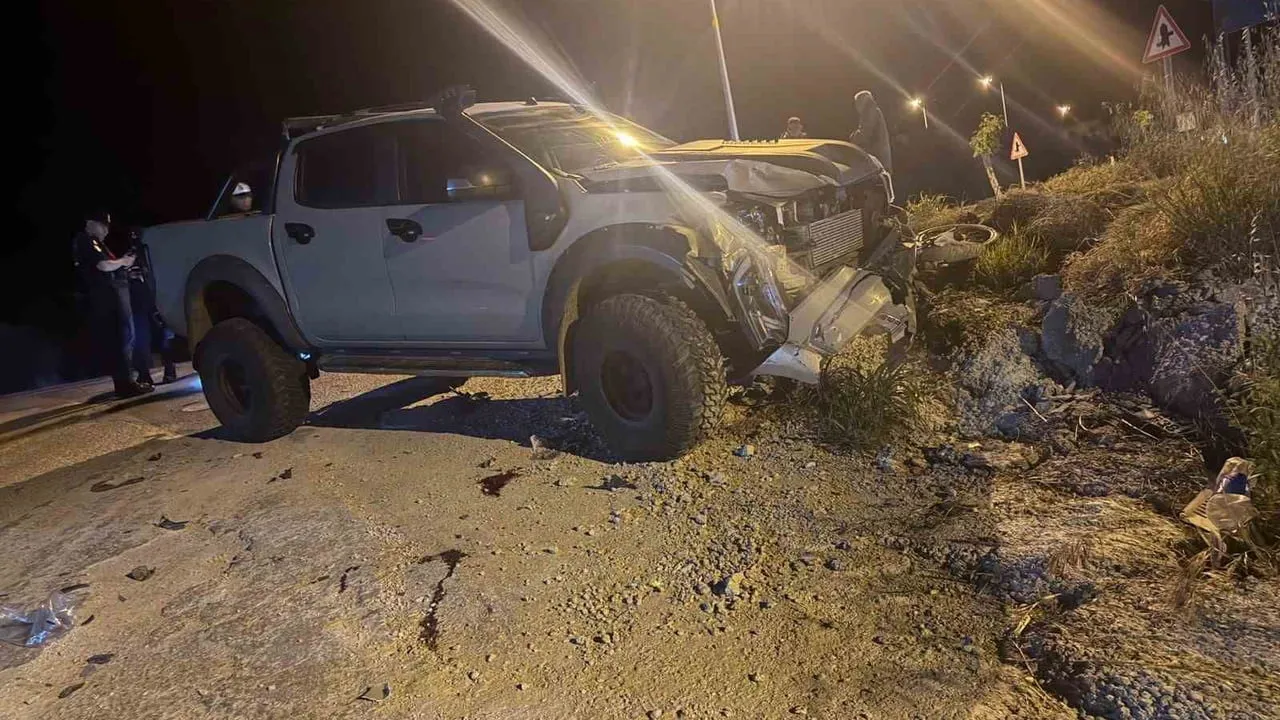Çanakkale Ezine'de kamyonet ile motosiklet çarpıştı: 19 yaşındaki sürücü yaşamını yitirdi
