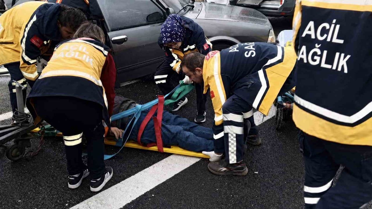 Çankırı Çerkeş'te minibüsün park halindeki otomobile çarpması: 3 ölü, 5 yaralı