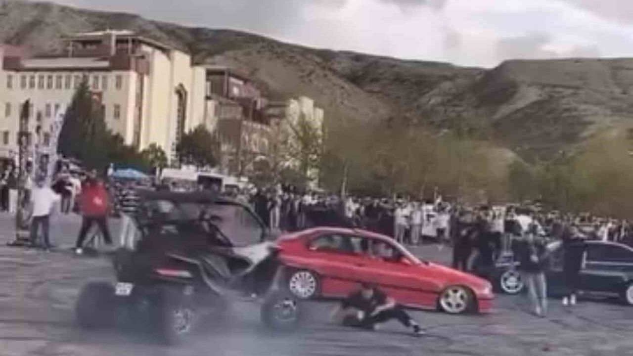 Çankırı'da modifiyeli araç fuarında drift gösterisinde görevliye çarpma anı görüntülendi