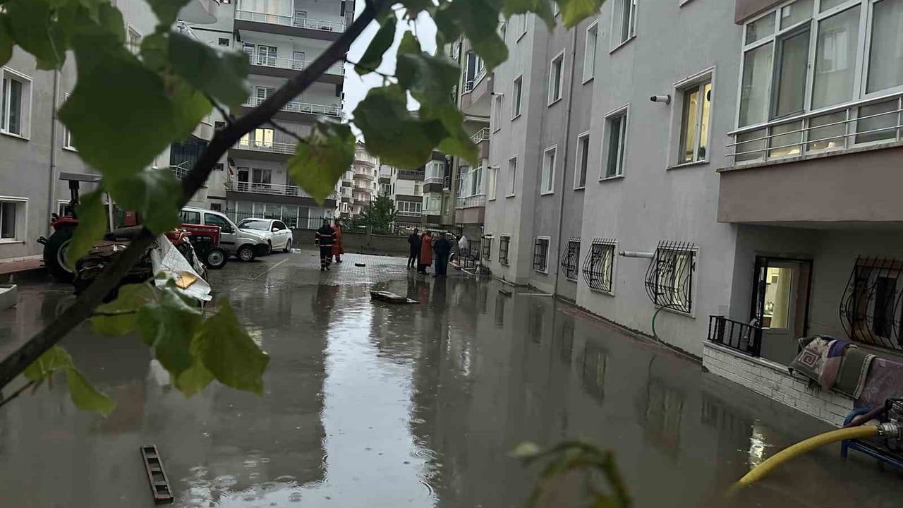 Çankırı'da sağanak su baskınları: Ev, iş yeri ve yollar etkilendi