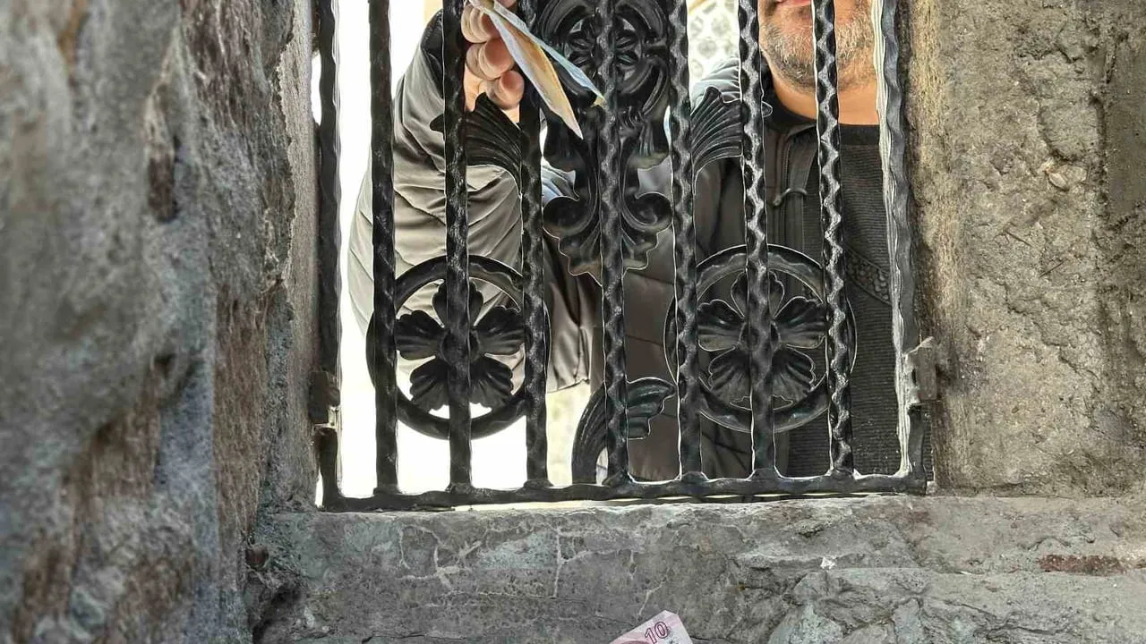 Çankırı'daki 17. yüzyıl Çivitcioğlu Medresesi'ndeki sadaka taşı geleneği sürüyor