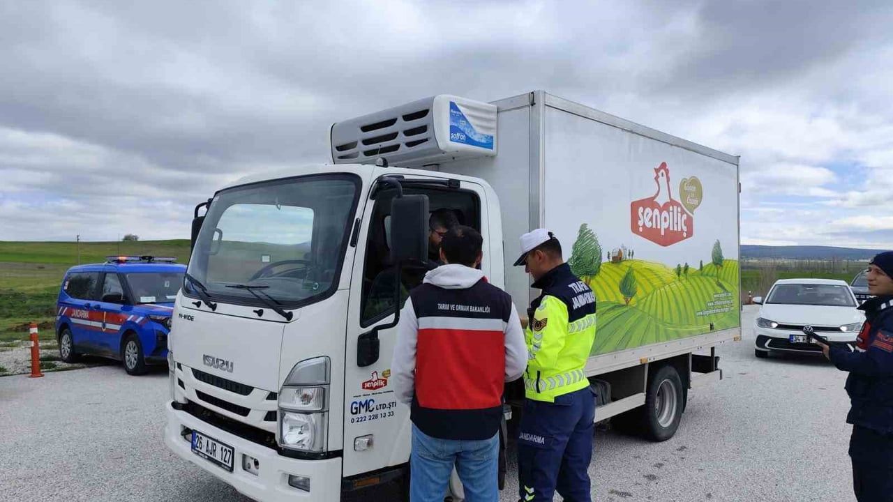 Çavdarhisar'da canlı hayvan ve hayvansal ürün taşıyan araçlara yönelik yol kontrolleri yapıldı