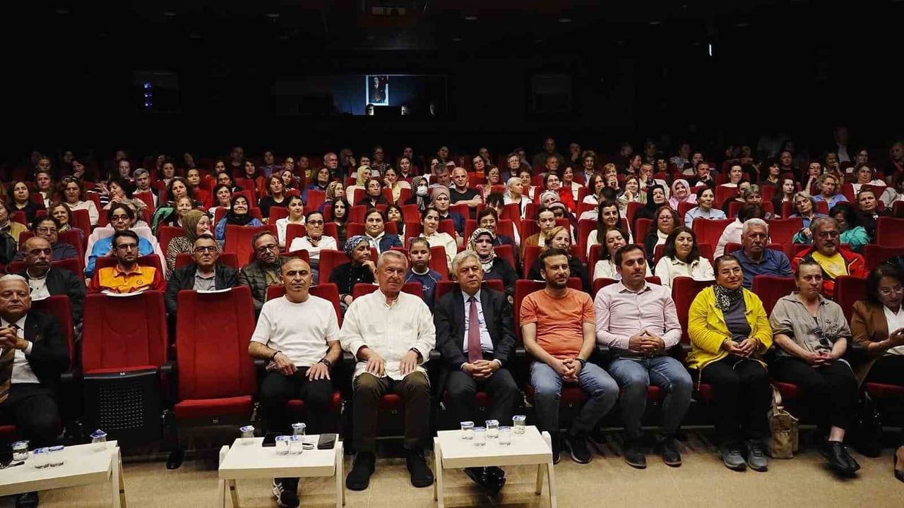 Çaycuma'da 'Annemin Müstakbel Kocası' sahnelendi; izleyiciden beğeni aldı