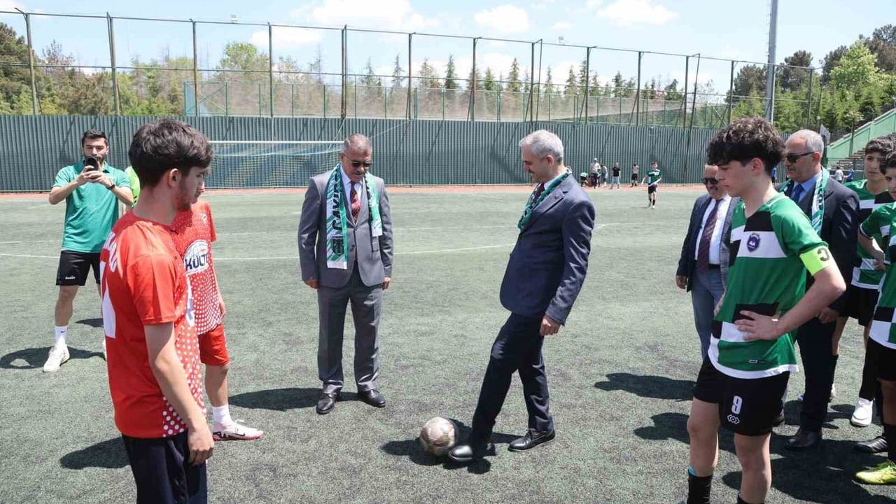 Çayırova’da 19 Mayıs Coşkusu Kuştepe Stadyumu’nda Başladı: Ortaokullar Arası Futbol Turnuvası