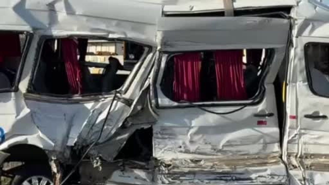 Çayırova'da tırla çarpışan işçi servisi devrildi: 8 yaralı