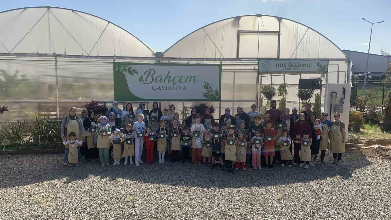 Çayırova’da vatandaşlar 'Bahçem Çayırova' atölyesinde çilek ekti