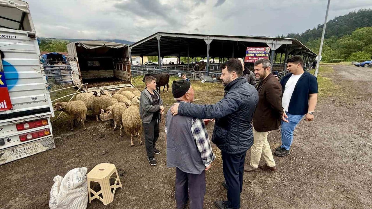 Cem Şahin ve Özkan Çetinkaya, Karabük Belediyesi Kurban Satış Alanını İnceledi