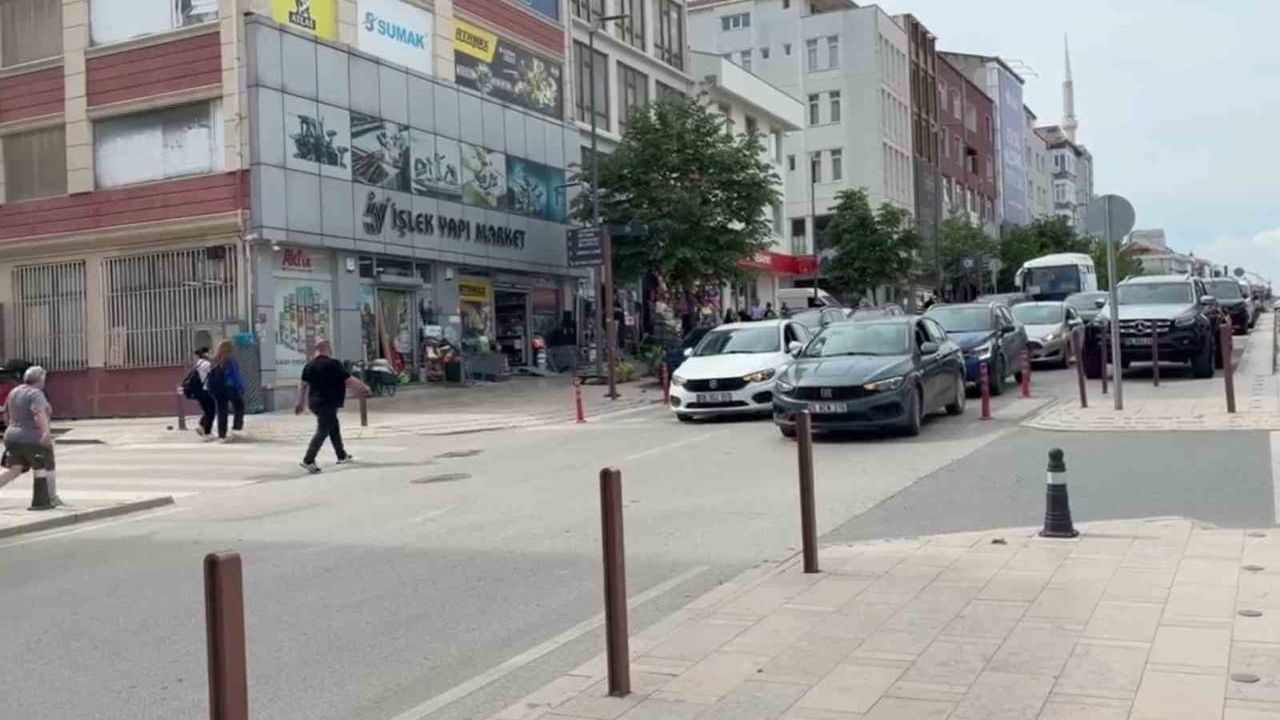 Çerkezköy'de maddi hasarlı kaza: Atatürk Caddesi'nde trafik kısa süreli aksadı
