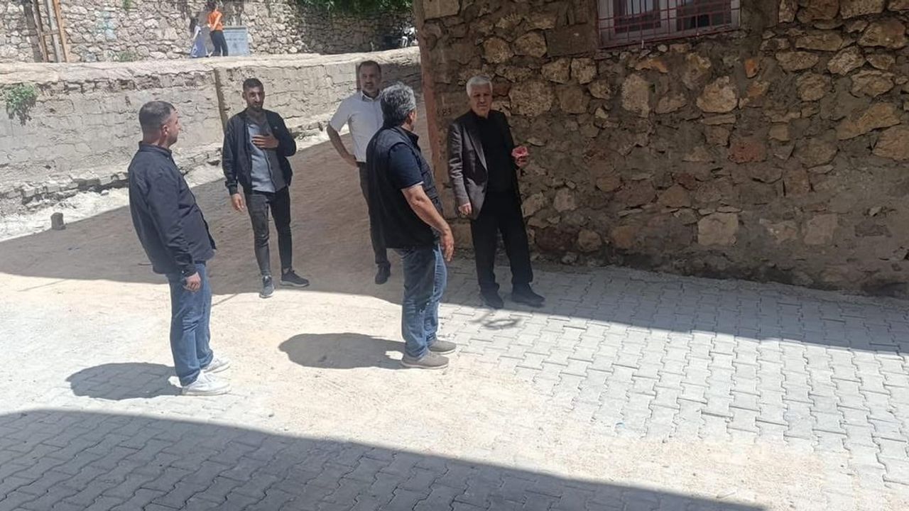 Çermik'te Mahalle Yolları Onarılıyor: Saray Mahallesi'nde Kilitli Parke Çalışması